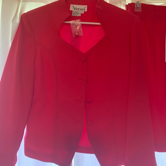 Versei Pageant Suit - Picture 2 of 3